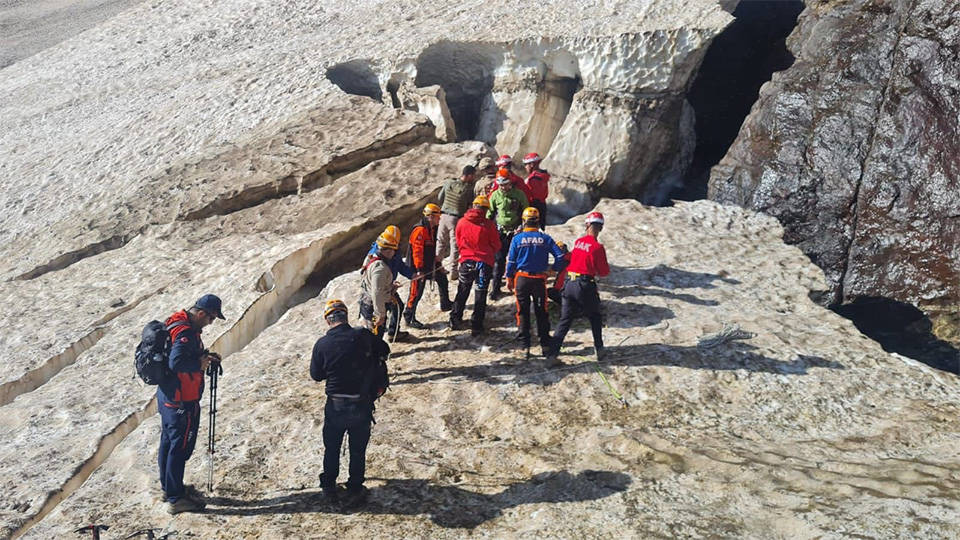 Cilo Buzulları’nda mahsur kalan 2 kişinin cansız bedenine ulaşıldı, 2 kişi yaralı kurtarıldı