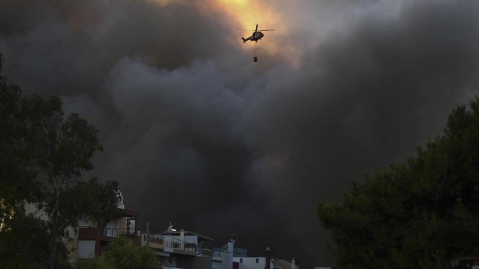 Türkiye, Yunanistan’a 2 yangın söndürme uçağı ve 1 helikopter gönderiyor