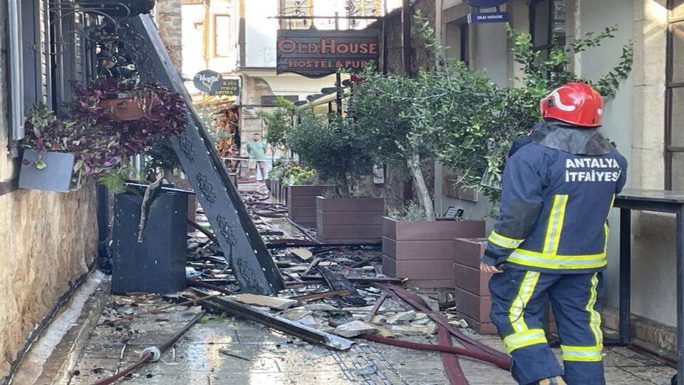 Antalya’da butik otelde yangın: 2 turist öldü, 12 yaralı