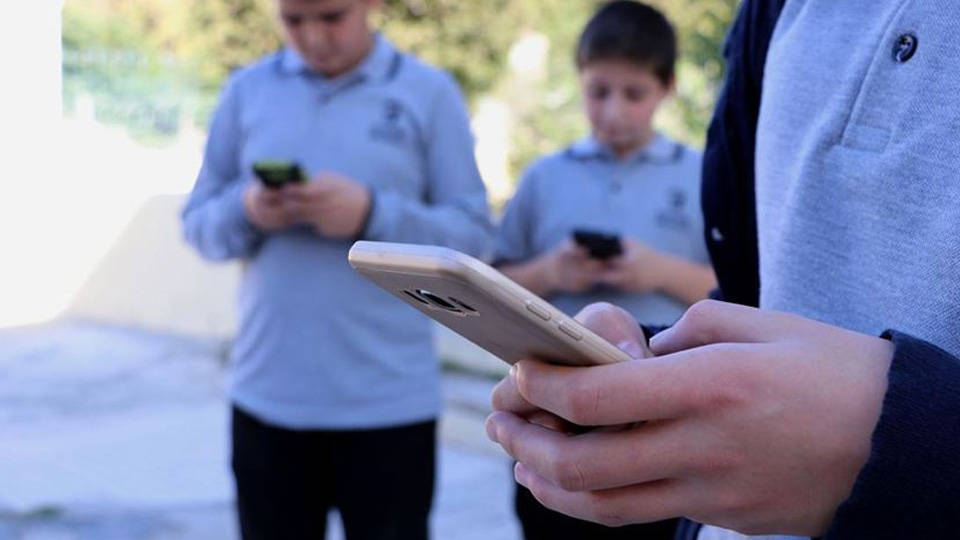 UNESCO: Akıllı telefonlar okullarda yasaklansın