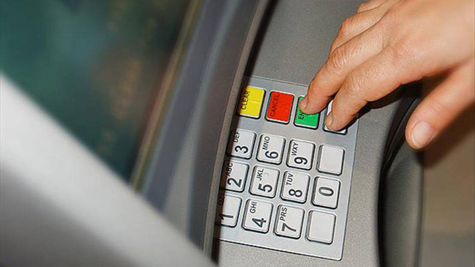 Sahte parayı ATM'lerde gerçek banknotlarla değiştiren şahıs yakalandı