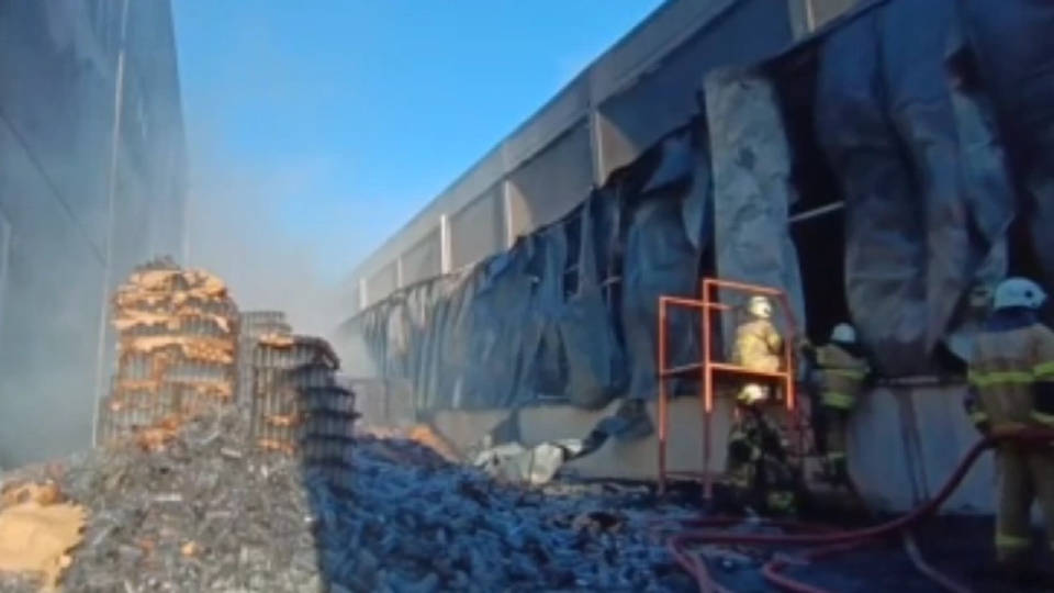 Menemen’de geri dönüşüm tesisindeki alevler bitişikteki turşu fabrikasını da yaktı