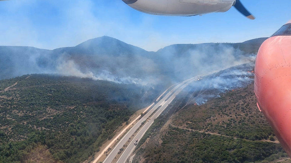 İzmir'de orman yangını: İzmir-Çeşme Otoyolu çift taraflı ulaşıma kapatıldı
