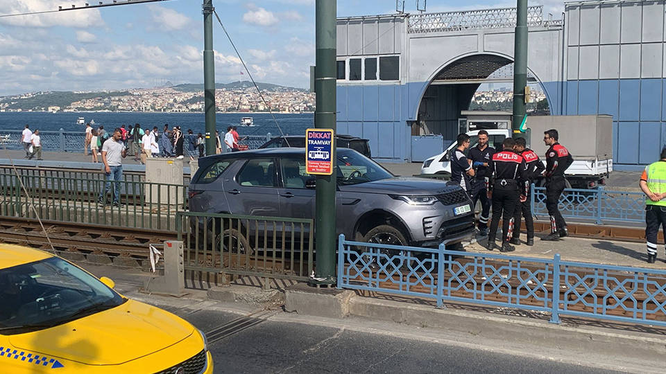 Galata Köprüsü'nde bir araç tramvay yoluna girdi, seferler durdu