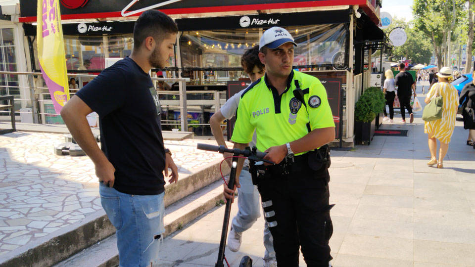 Bağdat Caddesi'nde elektrikli scooter sürücülerine 'kural' cezası