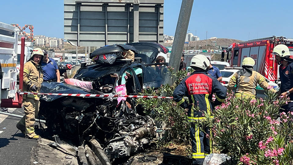 Sancaktepe'de lastiği patlayan TIR, otomobile çarptı: 5 yaralı