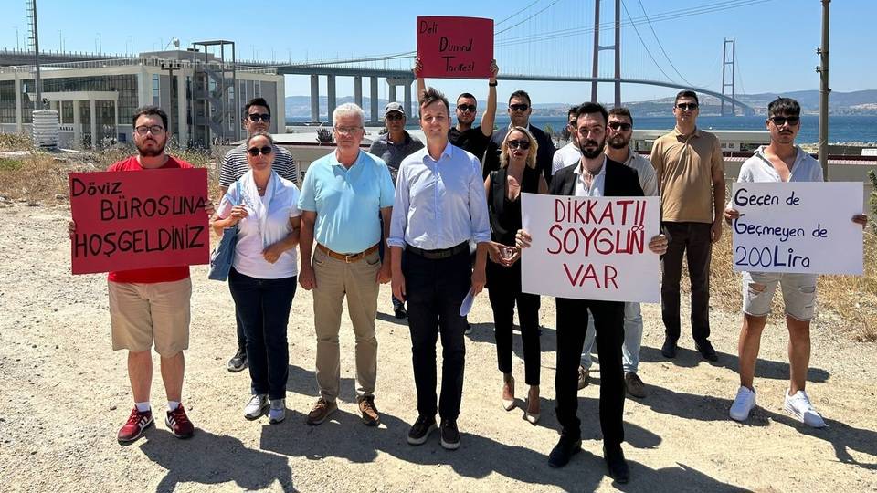 CHP Gençlik Kolları'ndan geçiş garantili köprülerde eylem