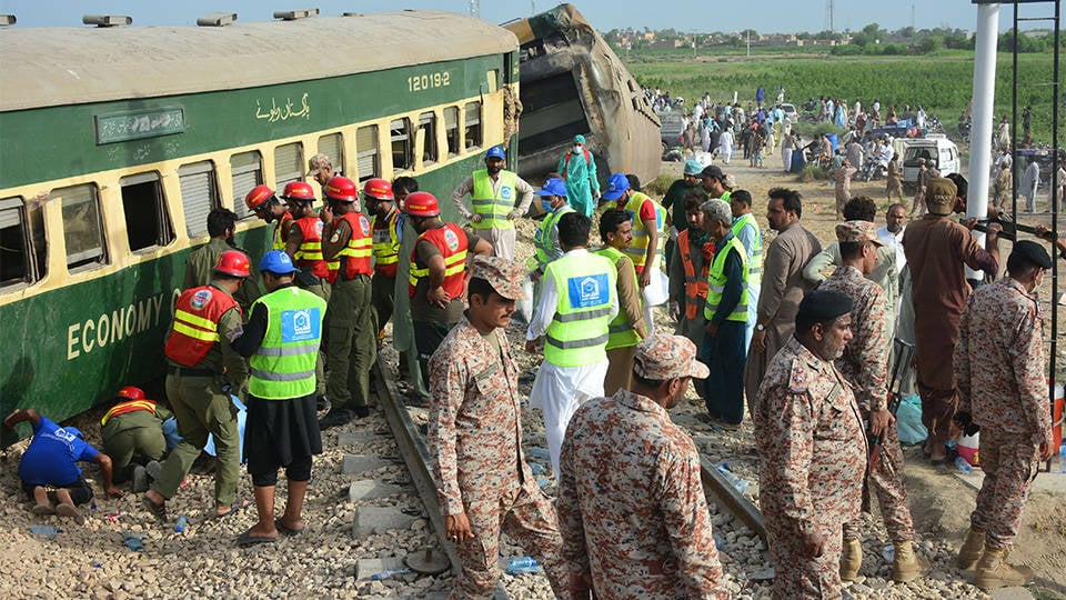 Pakistan'da yolcu treni raydan çıktı:  Ölü ve yaralılar var