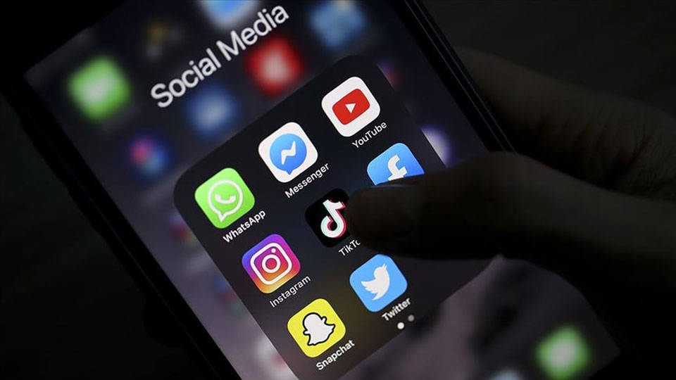 Türkiye Instagram'a 21 saat, WhatsApp'a 11 saat zaman ayırıyor