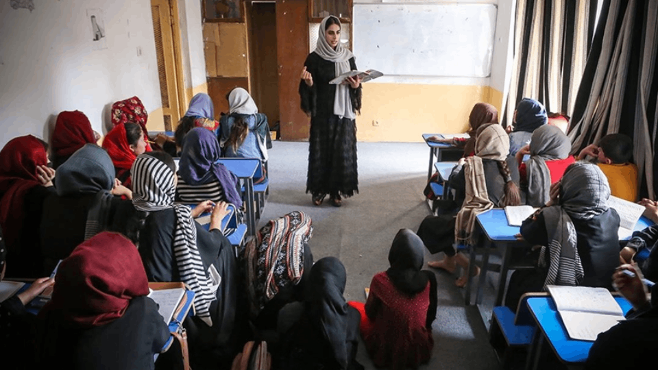 Taliban 10 yaştan büyük kızlara okulu yasakladı