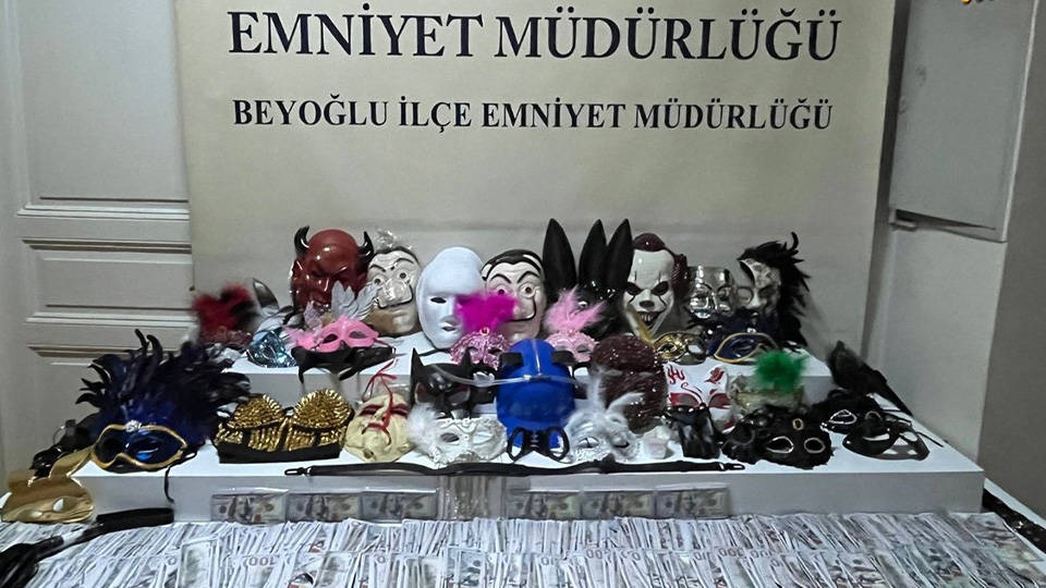 Sosyal medyada gündem olmuştu: Taksim’de dolar dağıtanlar gözaltına alındı