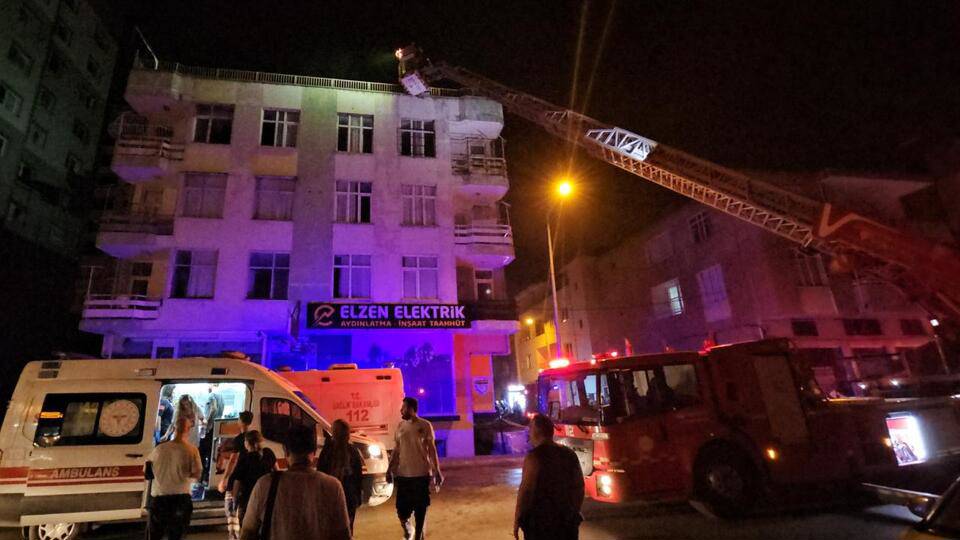 Adana’da apartman yangını: 20 kişi hastaneye kaldırıldı
