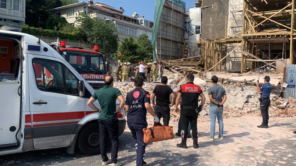 Kuruçeşme'de tarihi bina çöktü: Göçük altında kalan stajyer mimar hayatını kaybetti
