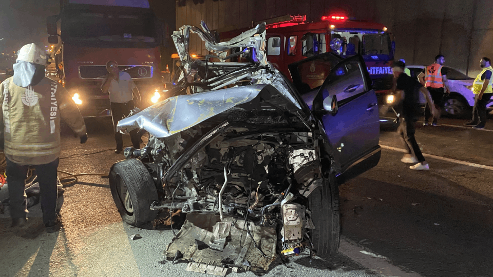TEM'de makas atan sürücü kamyona çarptı: 1'i ağır 2 yaralı