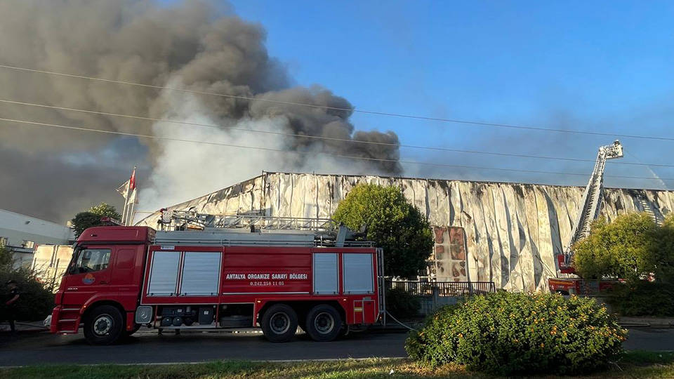 Antalya'da gıda fabrikası yandı