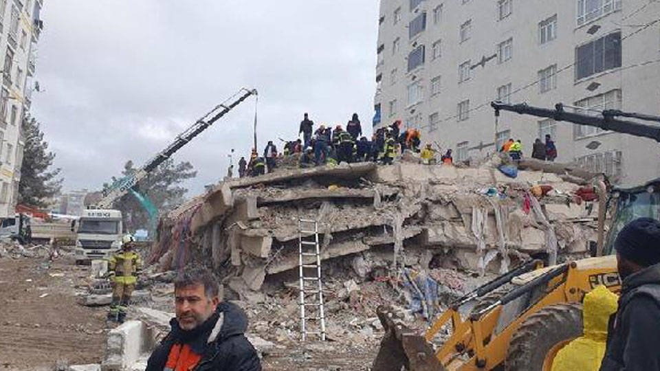 Depremde 137 kişinin öldüğü 2 apartmanın hem ruhsatsız hem projesiz olduğu tespit edildi