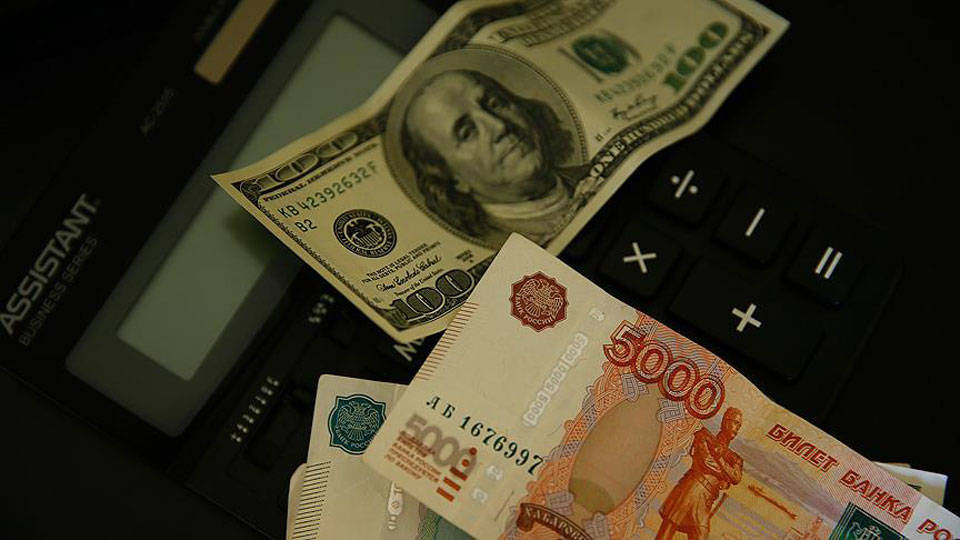 Dolar/ruble paritesinde psikolojik eşik kırıldı