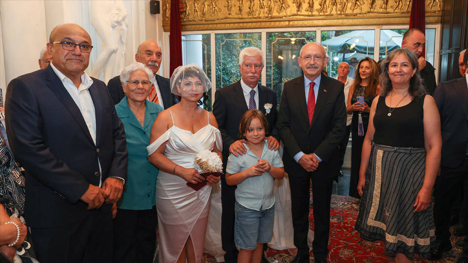Kılıçdaroğlu, gazeteci Faruk Bildirici ve Semra Topçu'nun nikah törenine katıldı