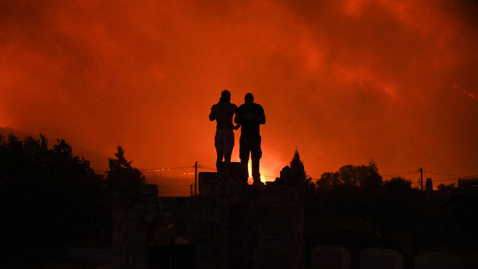 Yunanistan'da yangınlar 4'üncü gününde: Üniversite hastanesi tahliye edildi
