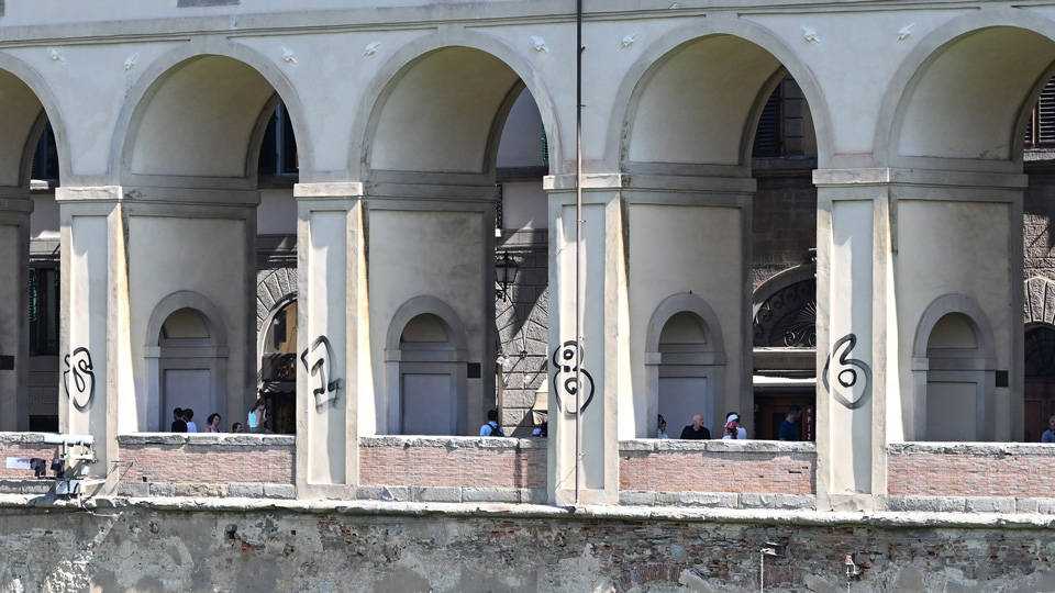 Vasari Koridoru'nun dış cephesine sprey boyayla zarar verildi