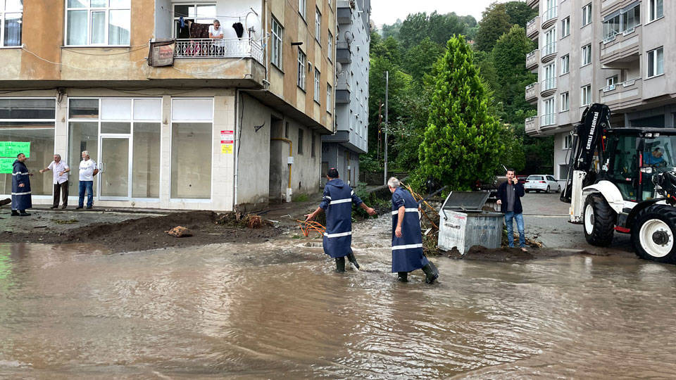 Rize'de şiddetli yağış: Yol çöktü, 11 ev tahliye edildi