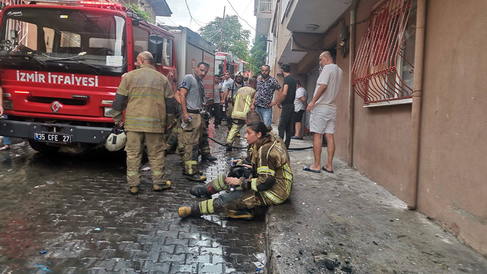 İzmir’de ev yangını: 1’i bebek 9 kişi dumandan etkilendi