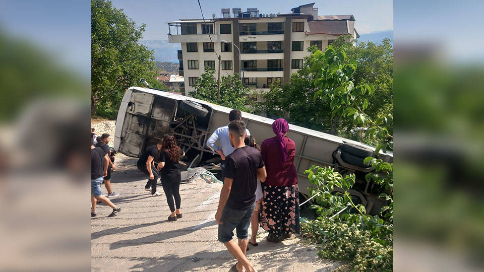 Karaman'da tur otobüsü devrildi: 3'ü ağır 26 yaralı