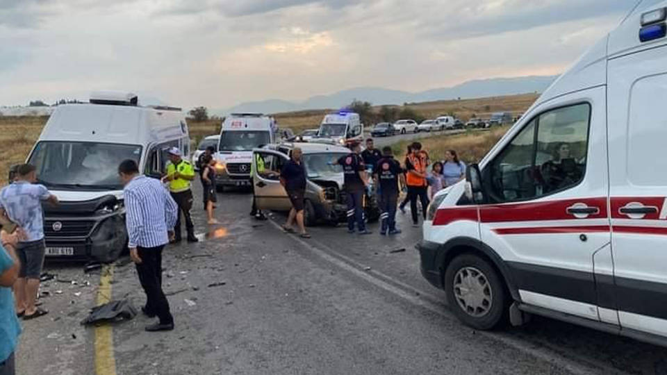 Denizli'de karavan ile hafif ticari araç çarpıştı: 2’si ağır 9 kişi yaralandı