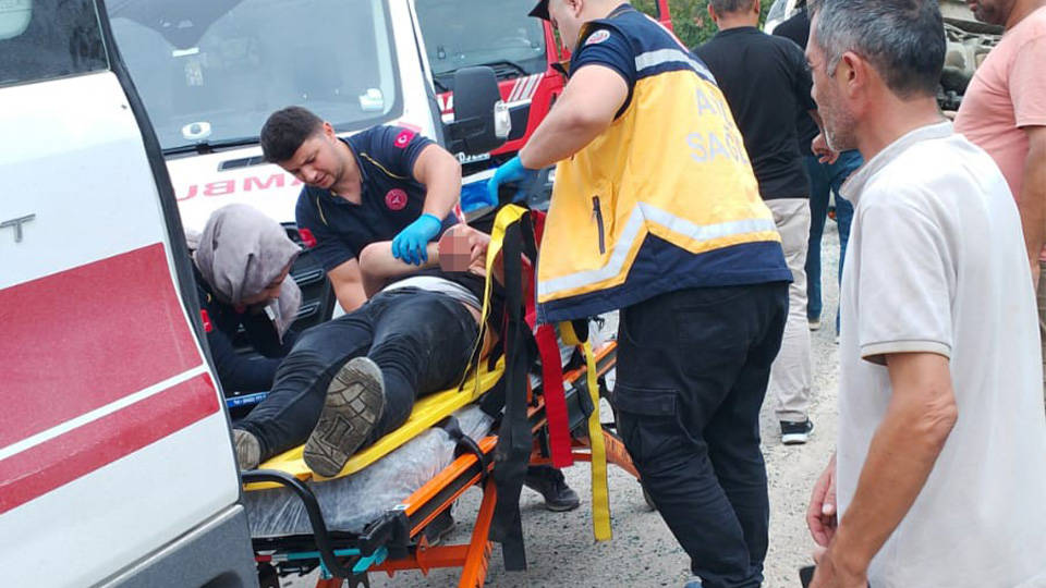 Fındık işçilerini taşıyan minibüs kaza yaptı: 17 yaralı
