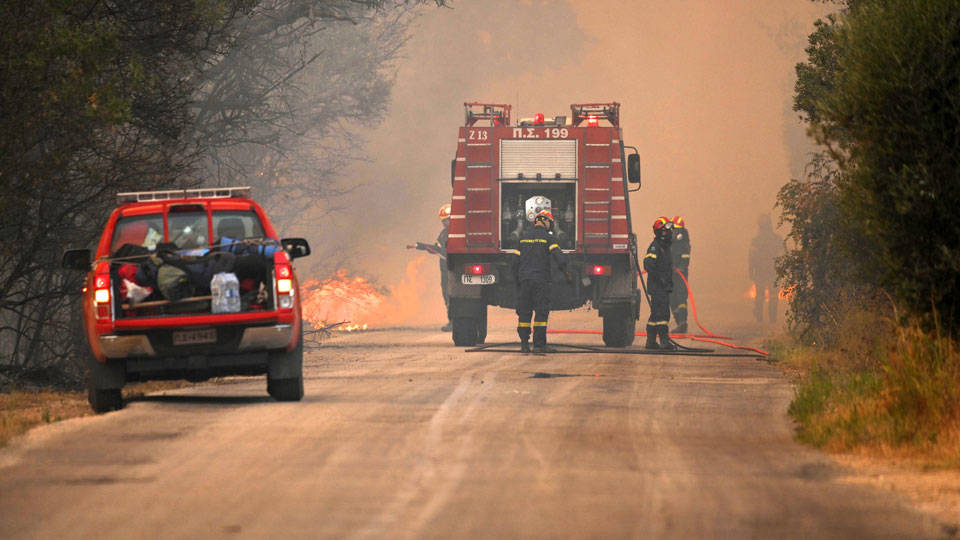 Yunanistan'da orman yangınları yer yer tekrar şiddetleniyor