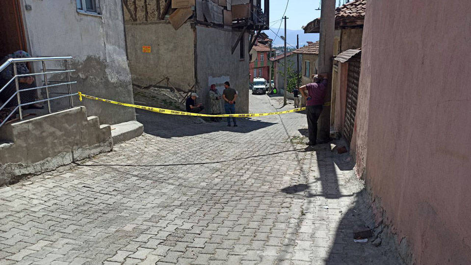 Kastamonu'da, ölen polisin bahçesine gömdüğü el bombaları aranıyor
