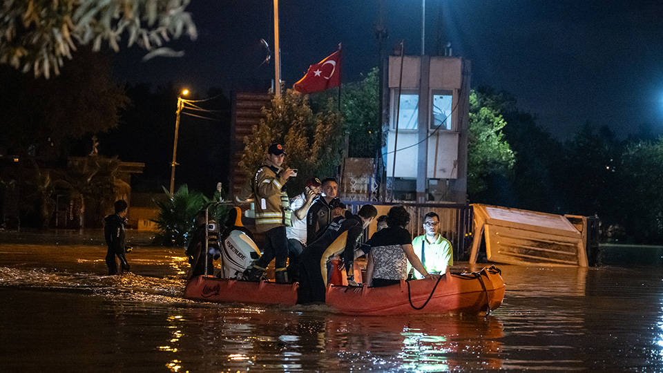 İstanbul'u sağanak vurdu: Sele kapılan 2 kişi hayatını kaybetti, ev ve iş yerlerini su bastı