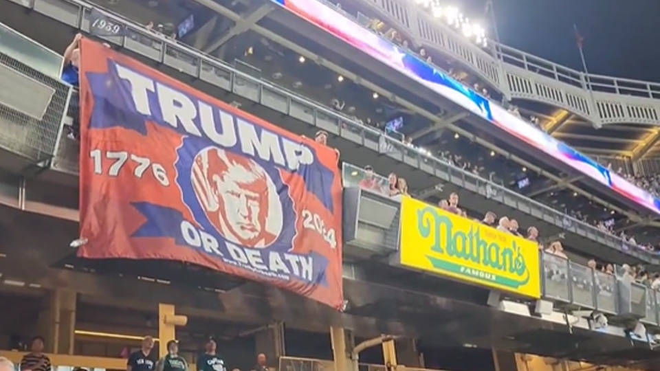 Trump destekçileri beyzbol maçında 'Ya Trump ya Ölüm' yazılı pankart açtı