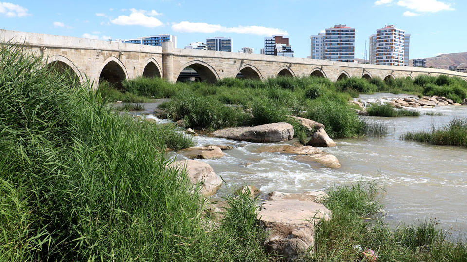 Kuraklık: Türkiye’nin en uzun nehri Kızılırmak otluğa döndü