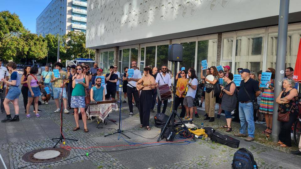 Sanatçılardan belediye önünde protesto