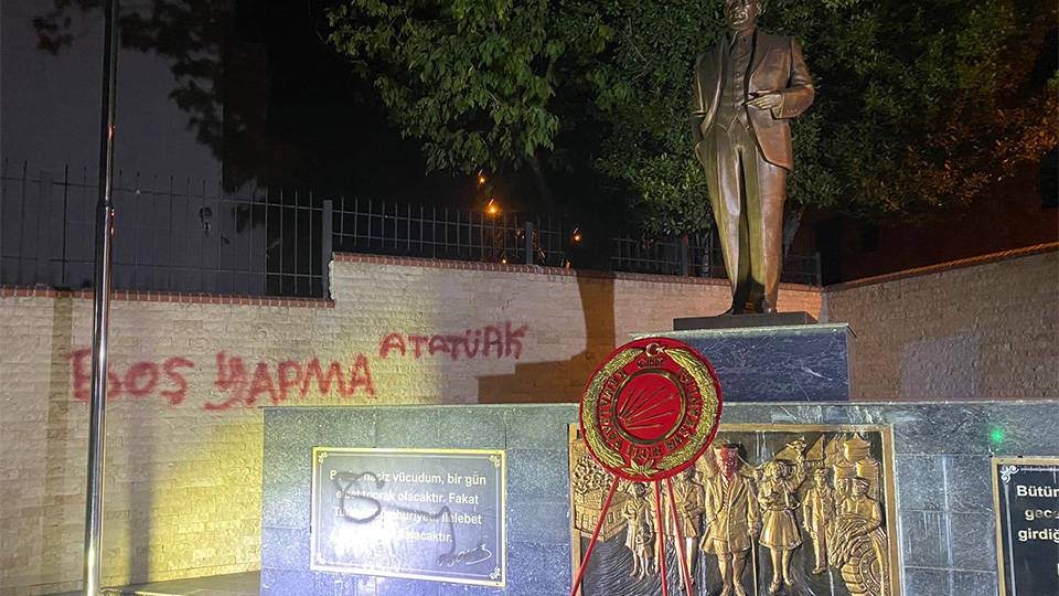 9 Eylül gecesi İzmir'de Atatürk heykeline saldırıp küfürler yazdılar