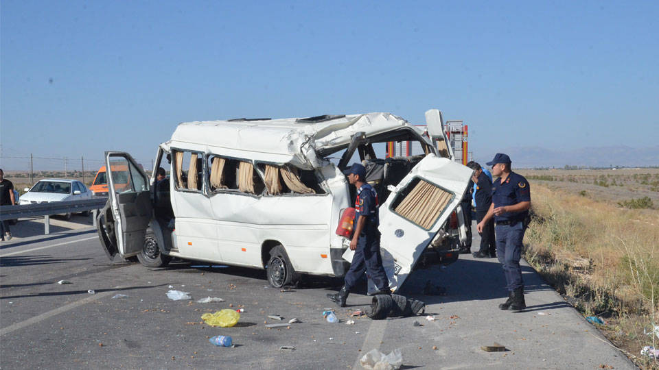 Karaman'da minibüs devrildi: 2 ölü 9 yaralı