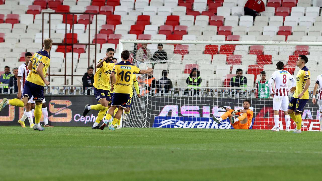 Ankaragücü, deplasmanda Sivasspor'u 3-1 mağlup etti.