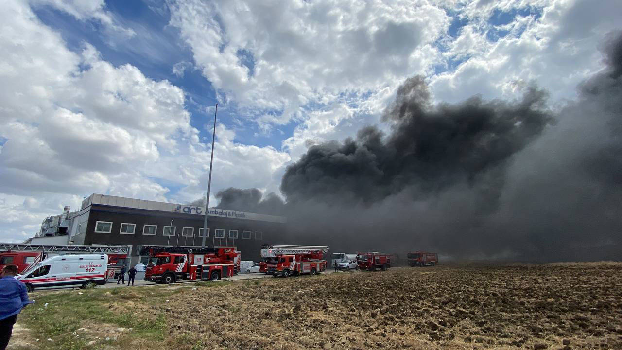Silivri’deki tarlada başlayıp 2 fabrikaya sıçrayan yangın söndürüldü: 1 kişi gözaltına alındı