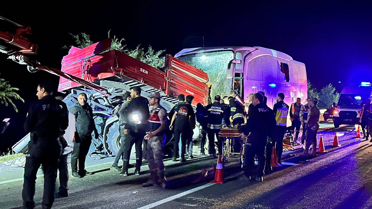 Erzurum'da yolcu otobüsü traktöre çarptı: 2 kişi öldü 18 kişi yaralandı