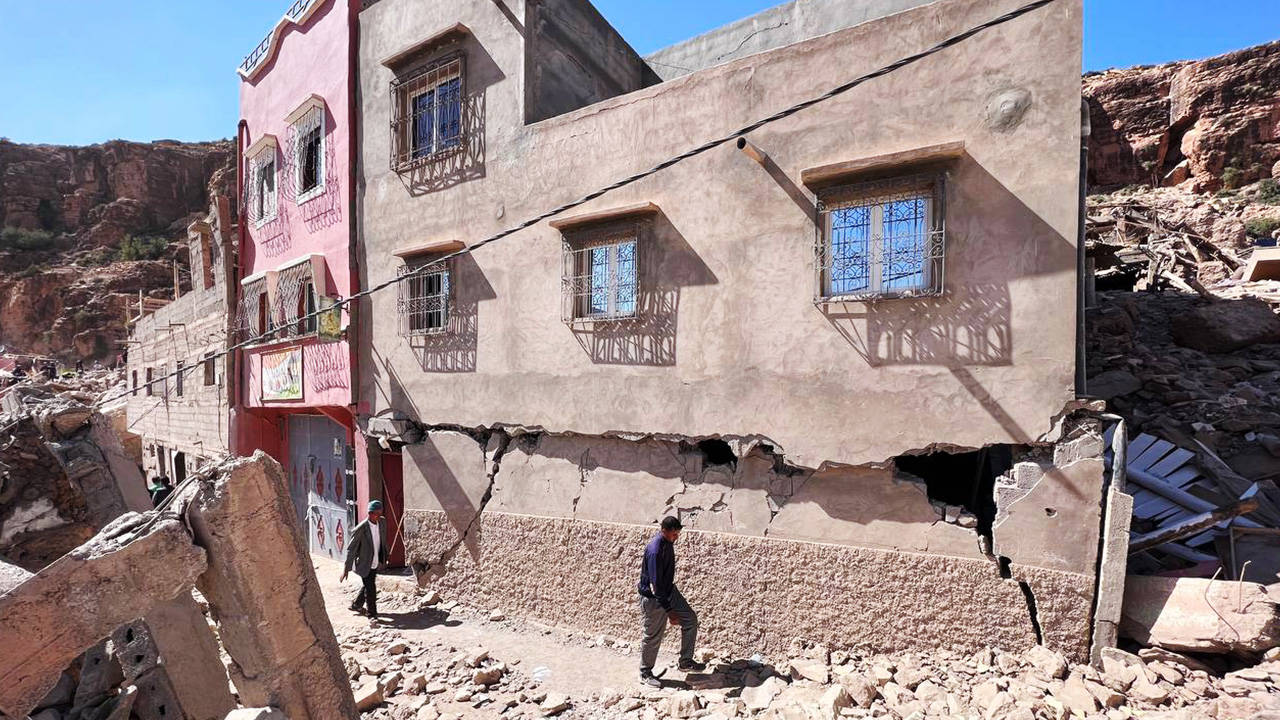 Fas'ın dağ köylerinde depremzedelere kurayla yardım dağıtılıyor