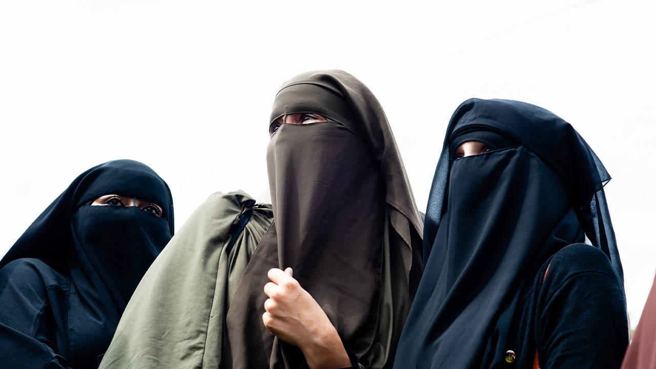 İsviçre'de kamuya açık alanlarda burka yasağına Ulusal Konsey’den onay