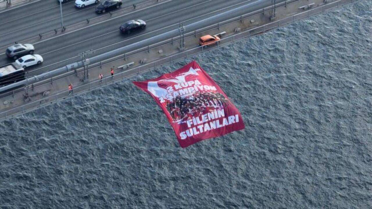 Kadın Voleybol Milli Takımı'nın şampiyonluk bayrağı, boğazdaki köprülere asıldı