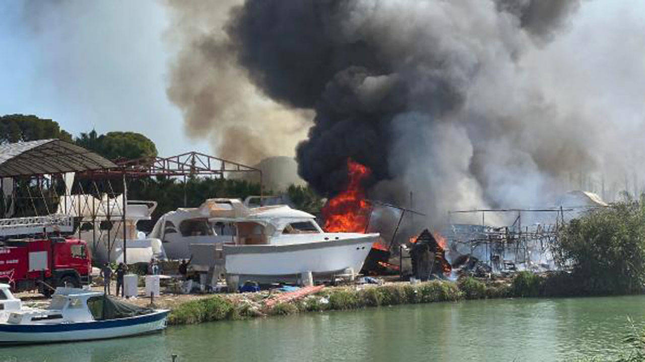 Antalya'da ormanda çıkıp teknelere sıçrayan yangın, kontrol altına alındı