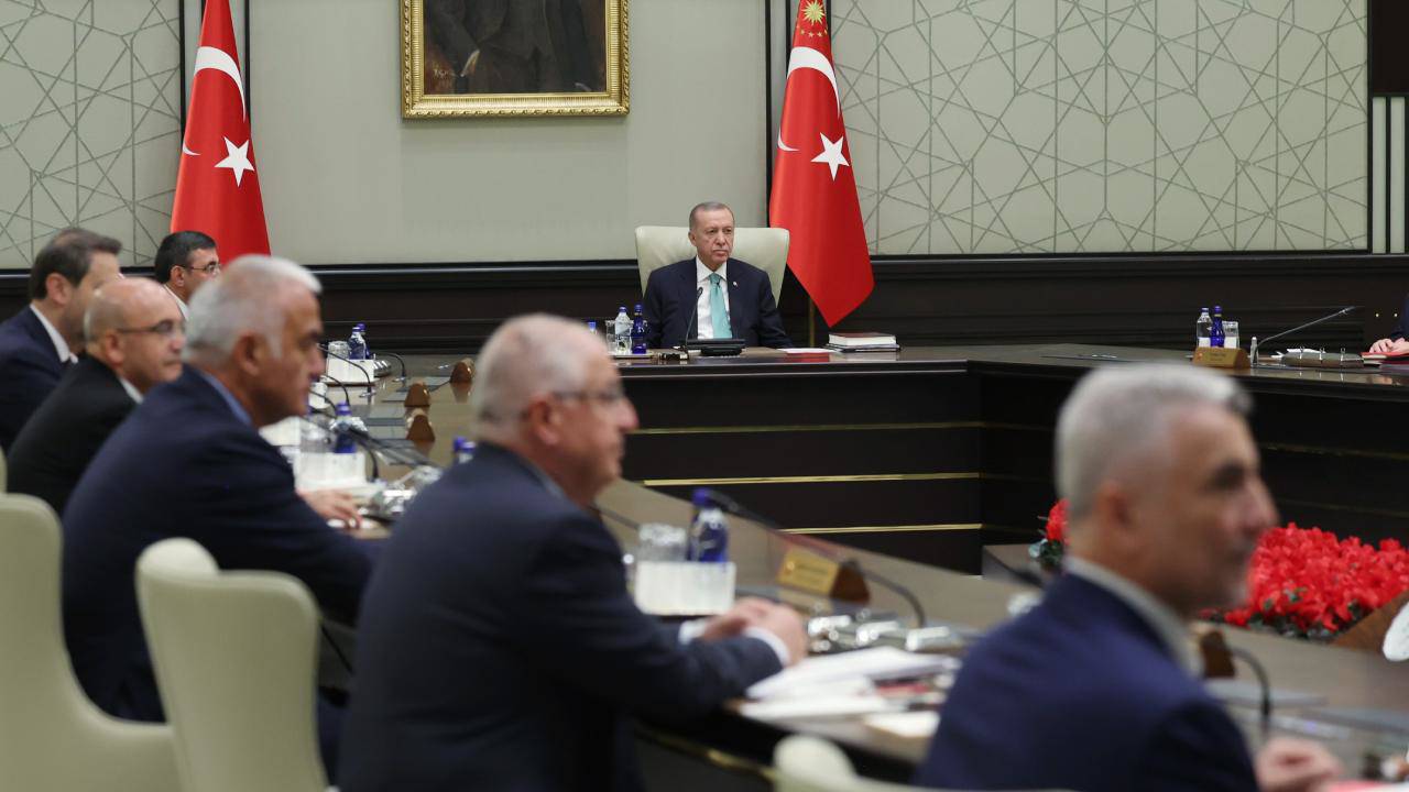 Kabine toplantısı sona erdi: Erdoğan, öğrencilere vergisiz telefon düzenlemesi şartlarını açıkladı