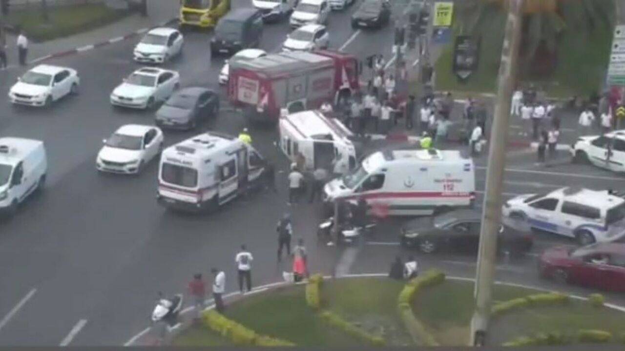 Vatan Caddesi'nde ambulans devrildi: 3 yaralı
