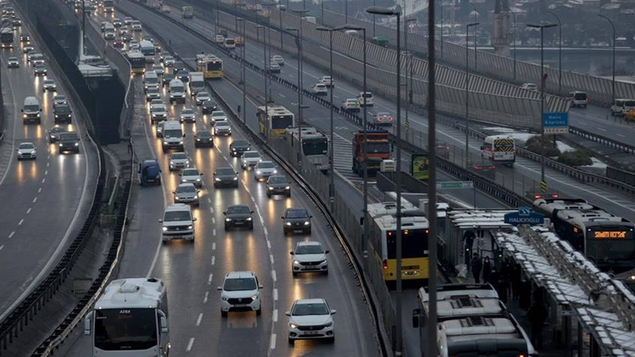 İstanbul'da sağanak nedeniyle trafik yoğunluğu yüzde 80'e ulaştı