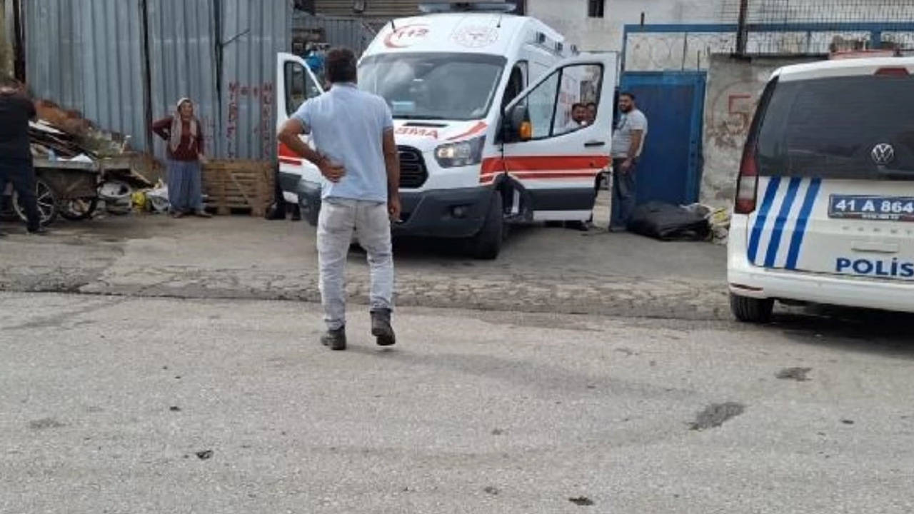 Kocaeli'de iş cinayeti: Geri dönüşüm deposunda hurda altında kalan işçi yaşamını yitirdi
