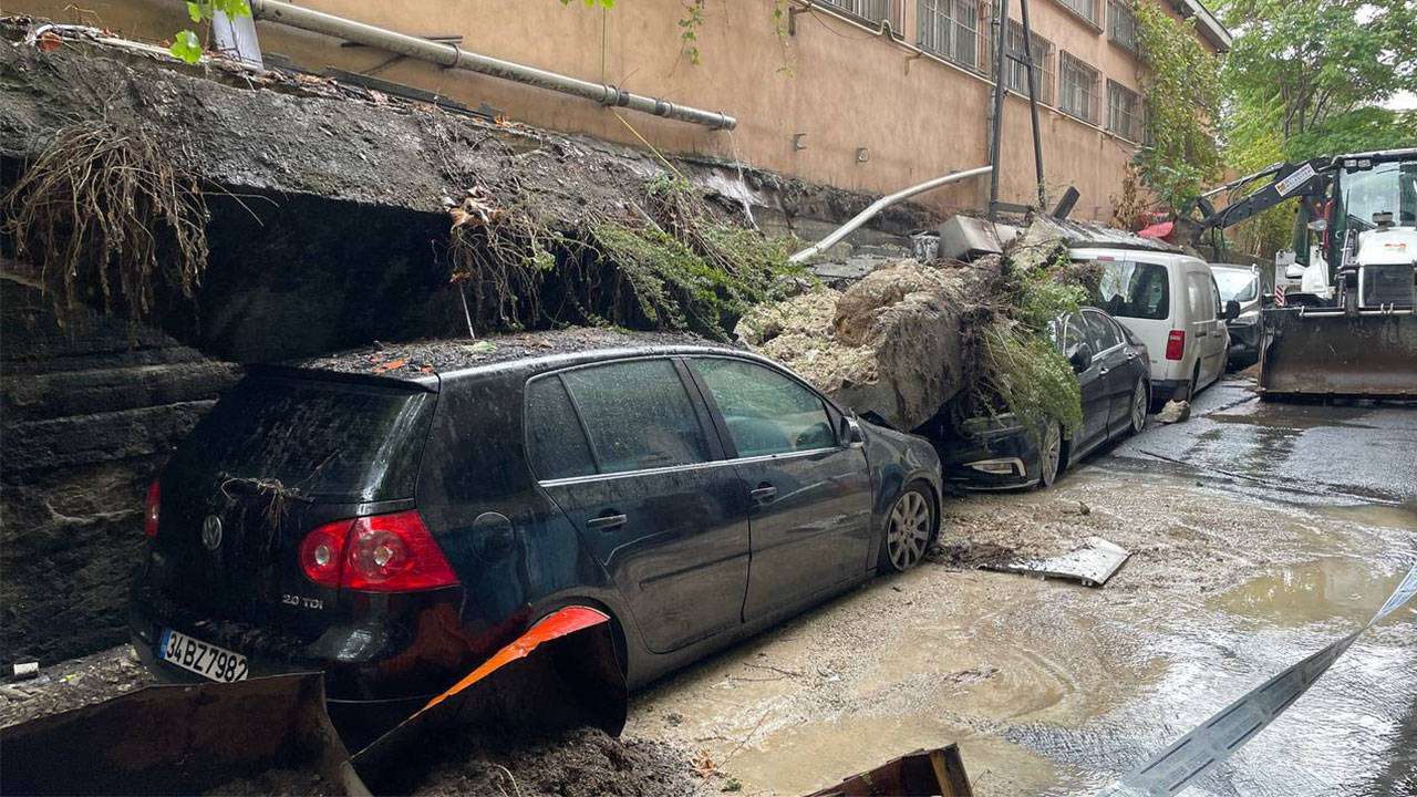 Zeytinburnu'nda istinat duvarı çöktü: Araçlar hasar gördü