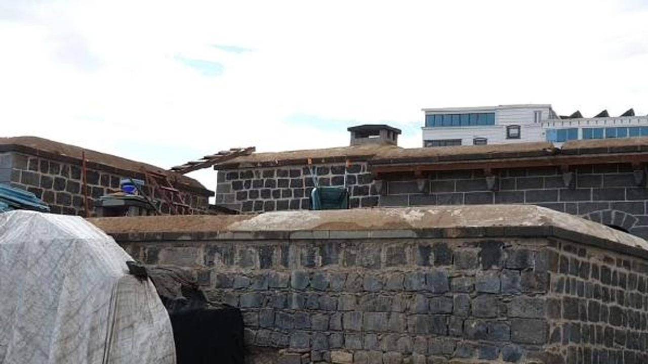 Diyarbakır'da restore edilen tarihi yapıda çökme: 2 işçi yaralandı
